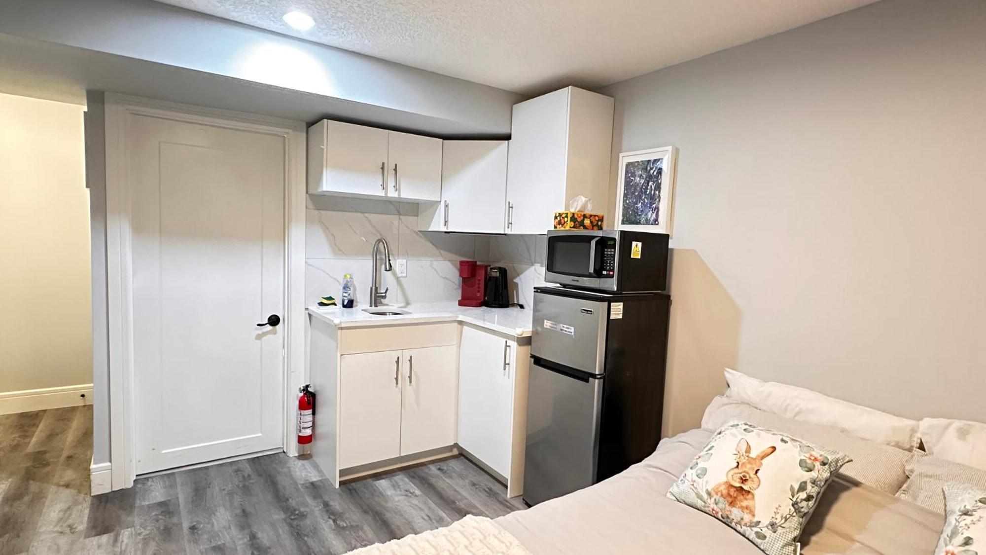 Cozy Basement Suite-溫馨小屋 Designated Parking YYC 외부 사진